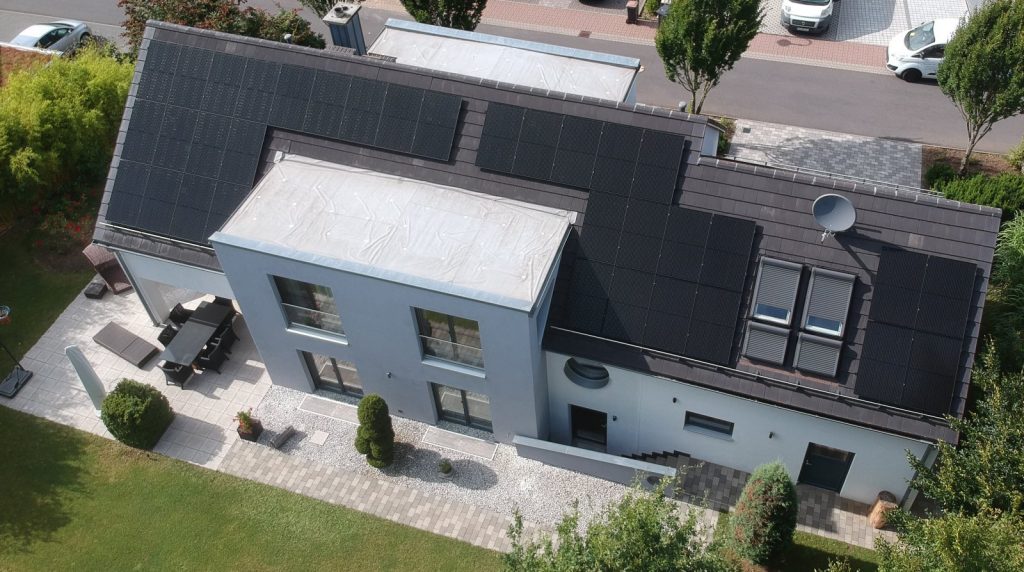 PV-Anlage Eigenheim mit schwarzen Modulen