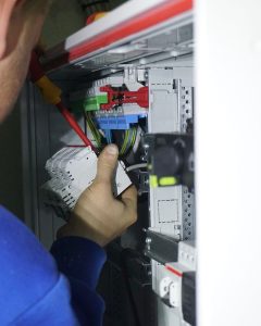 Elektroinstallateur bei der Arbeit