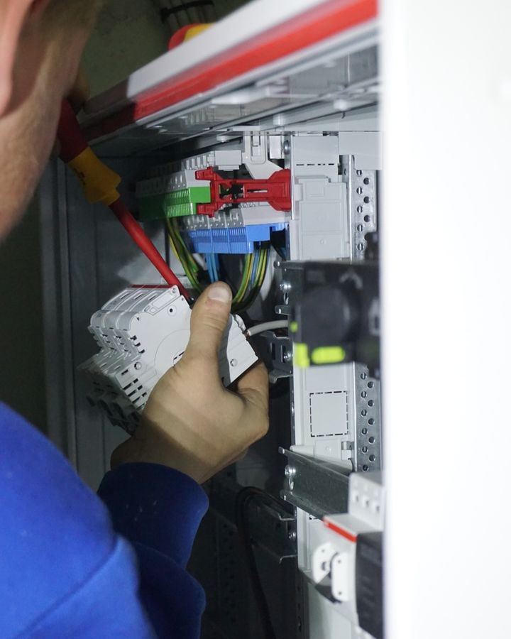 Elektroinstallateur bei der Arbeit